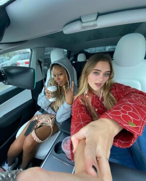 Riele Downs Instagram - i think it was this girl @lizzy_greene’s birthday a couple days ago?? idk tho… i don’t really know her 🤷🏾‍♀️

go wish her happy birthday tho ig 🤷🏾‍♀️