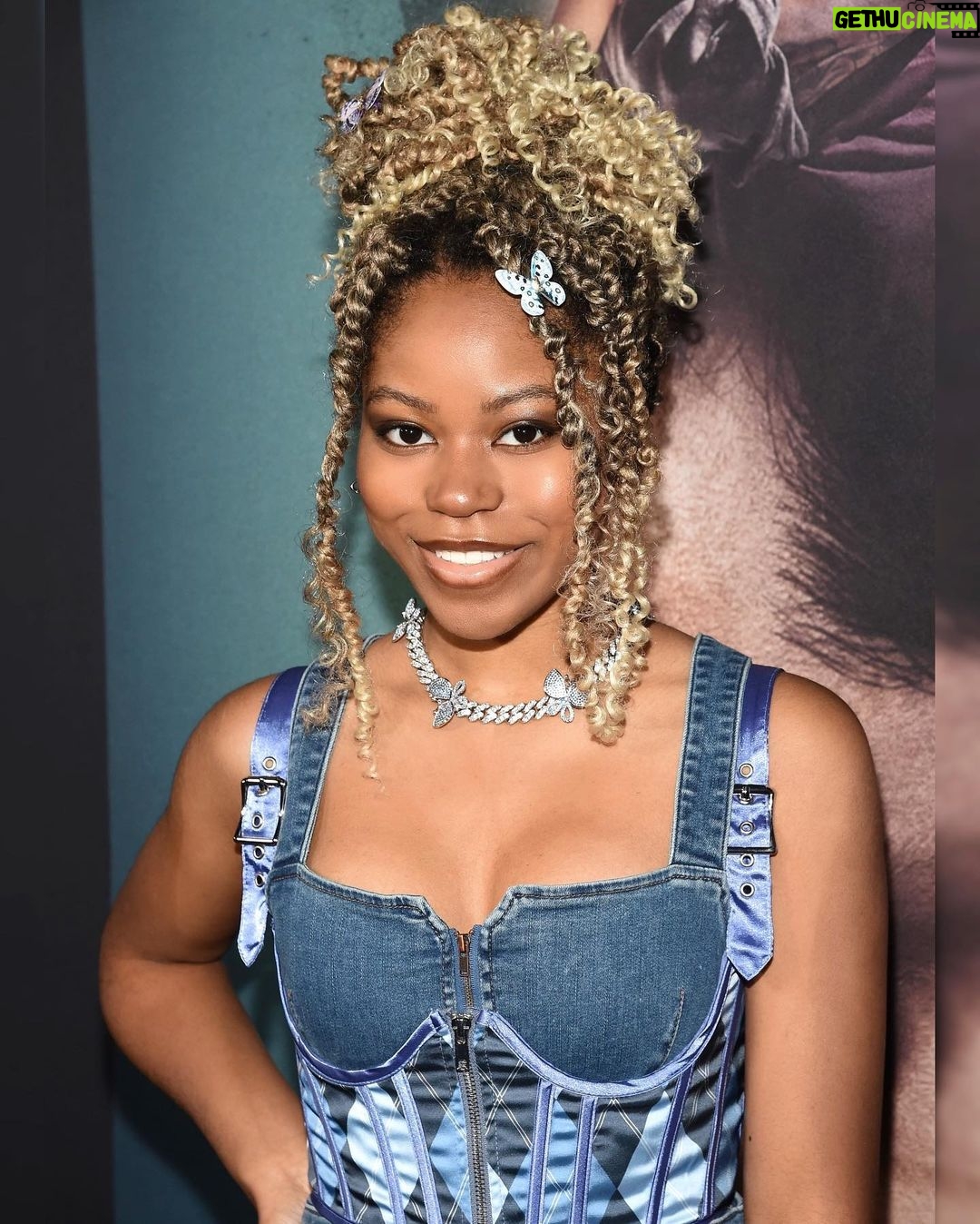 Riele Downs Instagram - had a lovely time at the Encounter premiere ♥️ great film