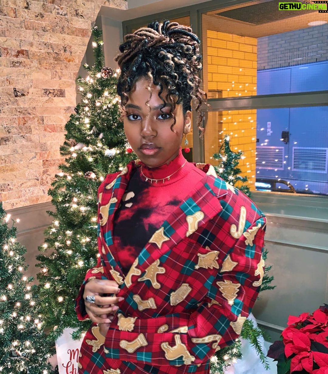 Riele Downs Instagram - 2020 2020 vision ♥️🤝🎊 wishing everyone happiness, love, health, growth, achievement, and much more going into this new year/decade!!! let’s get it