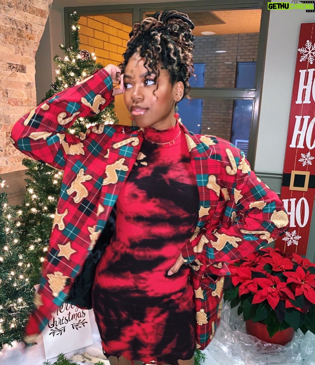 Riele Downs Instagram - 2020 2020 vision ♥️🤝🎊 wishing everyone happiness, love, health, growth, achievement, and much more going into this new year/decade!!! let’s get it