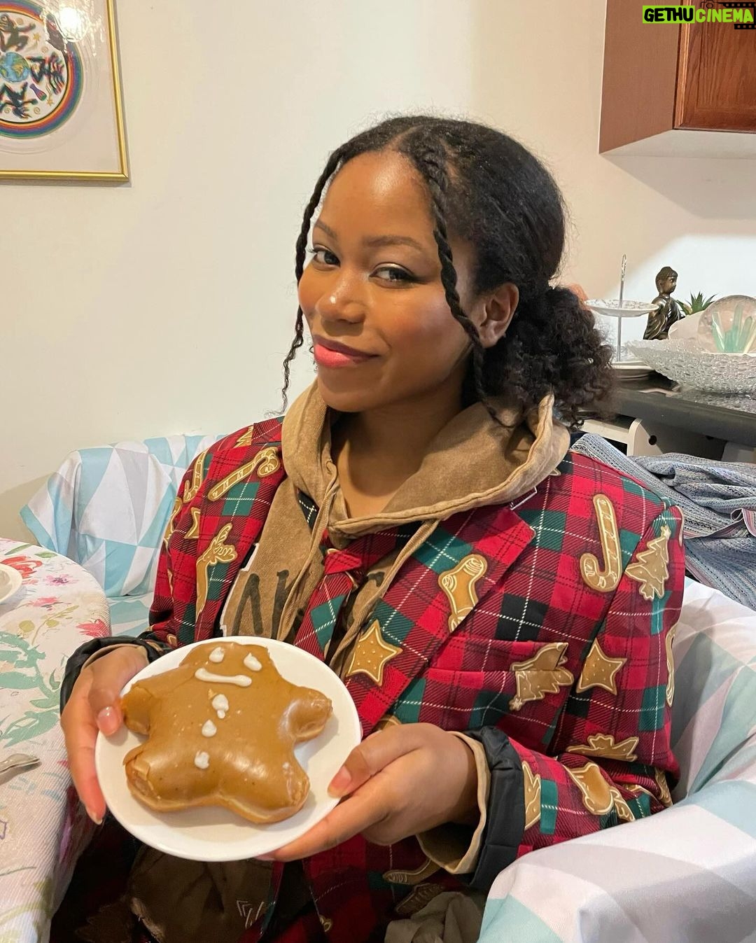 Riele Downs Instagram - run run, as fast as u can 🏃🏾♀️🍪🎄