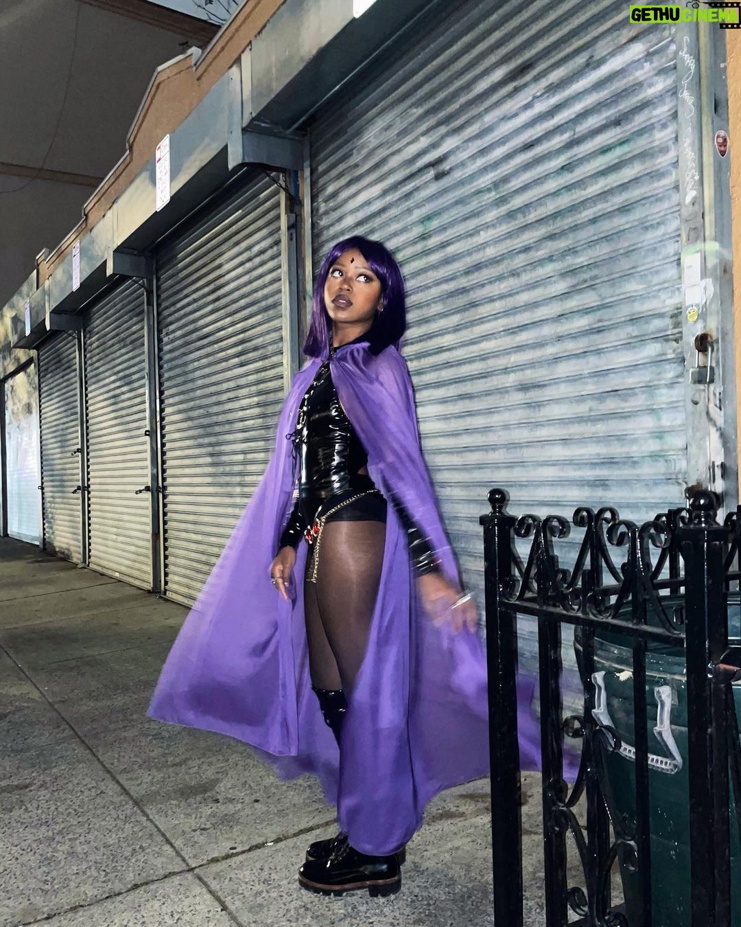 Riele Downs Instagram - 🐦⬛ + ⭐️🔥 New York City