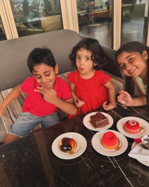 Rimi Tomy Instagram - My kutties ❤️❤️❤️❤️there is no joy,no love,no feeling better than this❤️❤️❤️🥰🥰😘😘😘😘🧿🧿🧿🧿
Swipe left #more pics 

@reenutomy 
@actressmuktha 
@kanmanikiara @rinkutomy