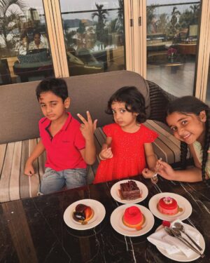 Rimi Tomy Instagram - My kutties ❤️❤️❤️❤️there is no joy,no love,no feeling better than this❤️❤️❤️🥰🥰😘😘😘😘🧿🧿🧿🧿
Swipe left #more pics 

@reenutomy 
@actressmuktha 
@kanmanikiara @rinkutomy