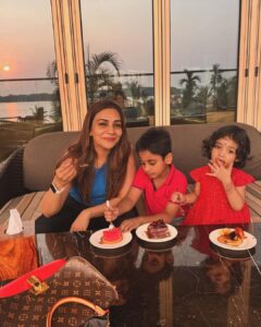 Rimi Tomy Instagram - My kutties ❤️❤️❤️❤️there is no joy,no love,no feeling better than this❤️❤️❤️🥰🥰😘😘😘😘🧿🧿🧿🧿 Swipe left #more pics @reenutomy @actressmuktha @kanmanikiara @rinkutomy
