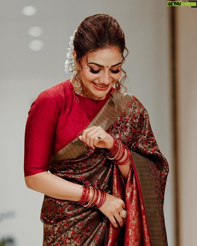 Rimi Tomy Instagram - ❤️❤️❤️Tradition can never go out of style .' 🎬 @yuva_weddings_photography @shoshank_makeup @rashmimuraleedharan @celebrate_clothes_n_crafts @priya_anokhi_