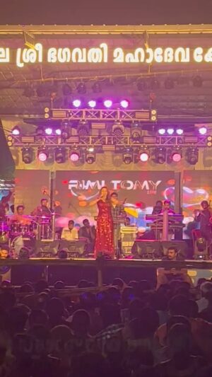 Rimi Tomy Instagram - Keyboard lijo ku koduk oru kayyadi 😀❤️❤️👍👍🤝🥰🥰
@panchamala_dhevasam @lijoleenose 

Manithar unarnth kolla ith manithar kathal ala ......athum thaandi punithamanathu🎼🎼🎼🎼🎼🎼