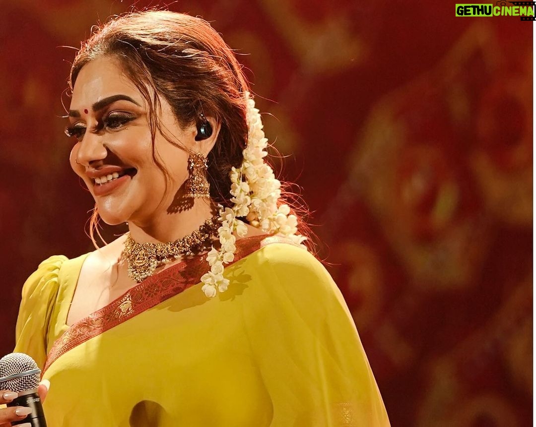 Rimi Tomy Instagram - Music is the divine way to tell beautiful ,poetic things to the heart ❤️❤️❤️🎼🎼🎼🎼🧿🧿