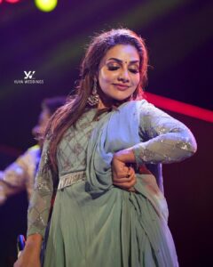 Rimi Tomy Instagram - ❤️❤️❤️enjoy life,that's what we are here for✌️❤️ @nihalipret @priya_anokhi_ @rashmimuraleedharan @yuva_weddings_photography @mukeshmuralimakeover
