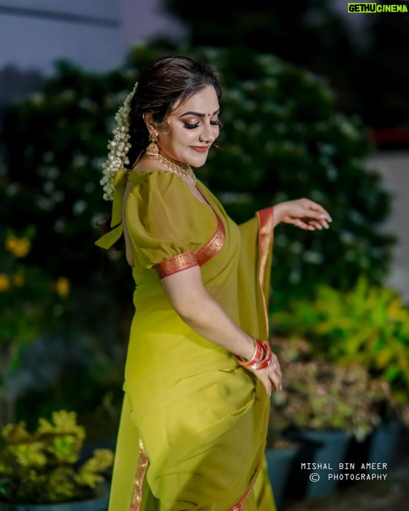 Rimi Tomy Instagram - In love with my heritage❤️ Sareee#traditional #love @mishal_bin_ameer 🎬 @rashmimuraleedharan @mukeshmuralimakeover @priya_anokhi_ Ottapalam
