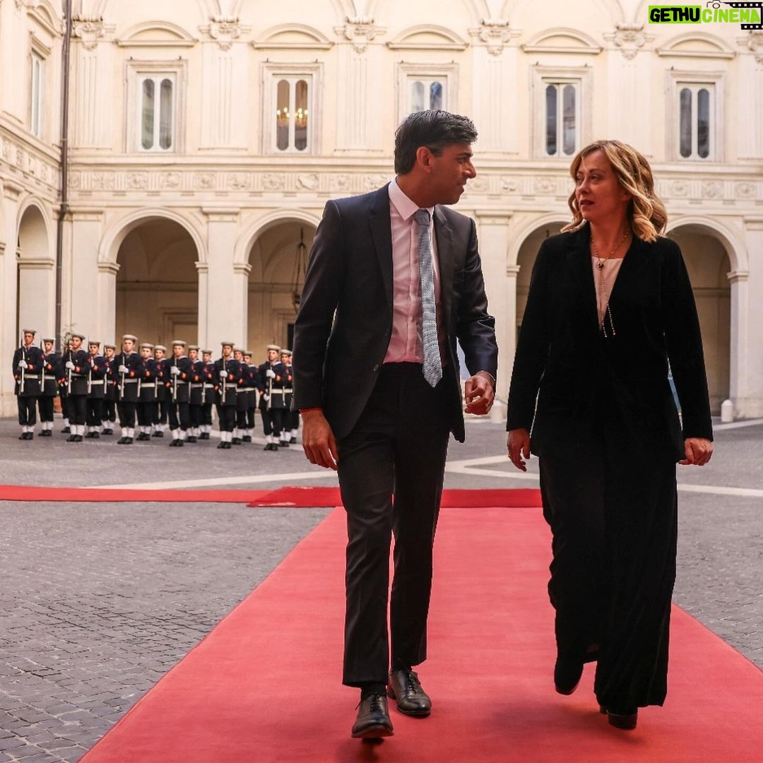 Rishi Sunak - 355.8K Likes - There is so much that unites us.
The United Kingdom and Italy share a deep and solid bond.
It is a relationship based on our shared values. A belief in individual freedom and our commitment to national sovereignty.
These are not just conservative principles, but mainly British and Italian.
We have many shared challenges.
Both Italy and the UK have faced an unprecedented influx of illegal immigrants.
We both believe that securing our borders is critical.
Whatever our challenges, we will always be united in our response.
The UK and Italy are working together to defend our common values and defeat human traffickers.
C’è così tanto che ci unisce.
Il Regno Unito e l’Italia condividono un profondo e solido legame.
È una relazione basata sui nostri valori condivisi. Una fede nella libertà individuale e nel nostro impegno per la sovranità nazionale.
Non si tratta solo di principi conservatori, ma fondamentalmente britannici e italiani.
Abbiamo molte sfide condivise.
Sia l’Italia che il Regno Unito hanno dovuto far fronte a un afflusso senza precedenti di immigrati illegali.
Entrambi crediamo che la difesa dei confini sia fondamentale.
Qualunque siano le nostre sfide, saremo sempre uniti nella nostra risposta.
Il Regno Unito e l’Italia stanno lavorando fianco a fianco per difendere i nostri valori comuni e sconfiggere i trafficanti di esseri umani.