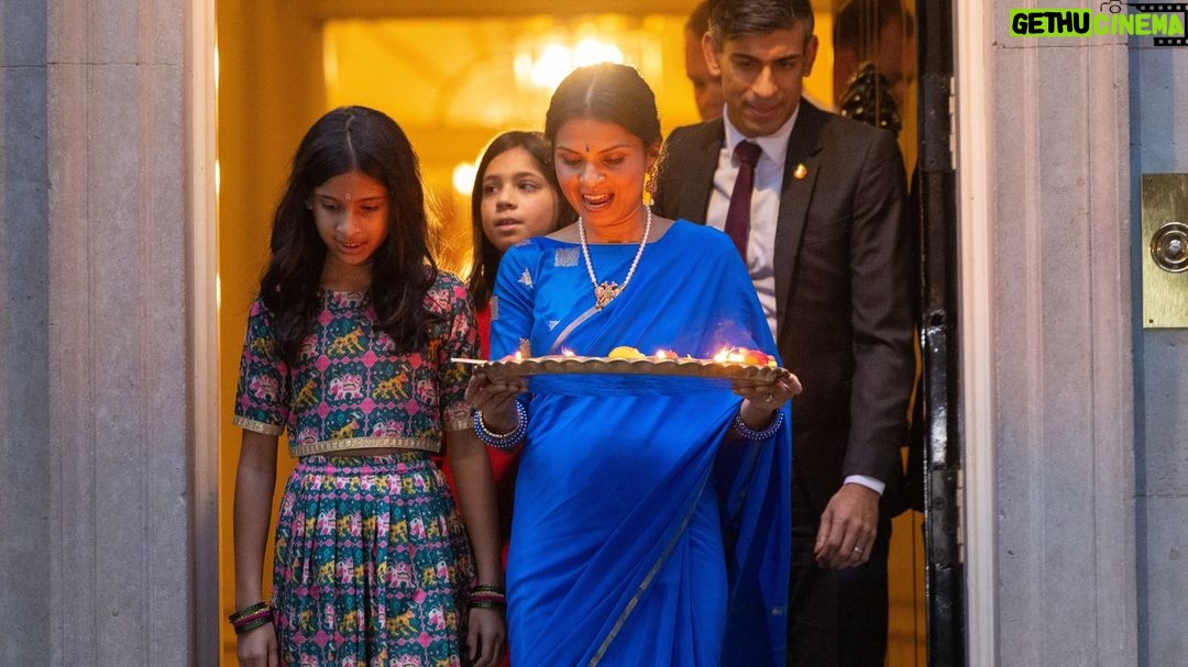 Rishi Sunak - 661.8K Likes - A special moment for me to be celebrating Diwali with my family on the steps of No.10.
Happy Diwali to everyone celebrating here in the UK and around the world!