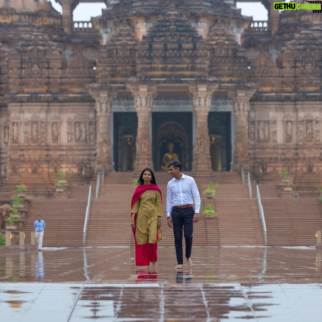 Rishi Sunak - 1.3 Million Likes - This is what the G20 was created to do.
International partners working together to tackle global issues.
It was an honour to visit @delhi.akshardham and Raj Ghat this morning to pay my respects alongside other world leaders.
From global food security to international partnerships, it’s been a busy summit in Delhi for the G20.
Thank you @narendramodi for a historic G20 and the Indian people for such a warm welcome.