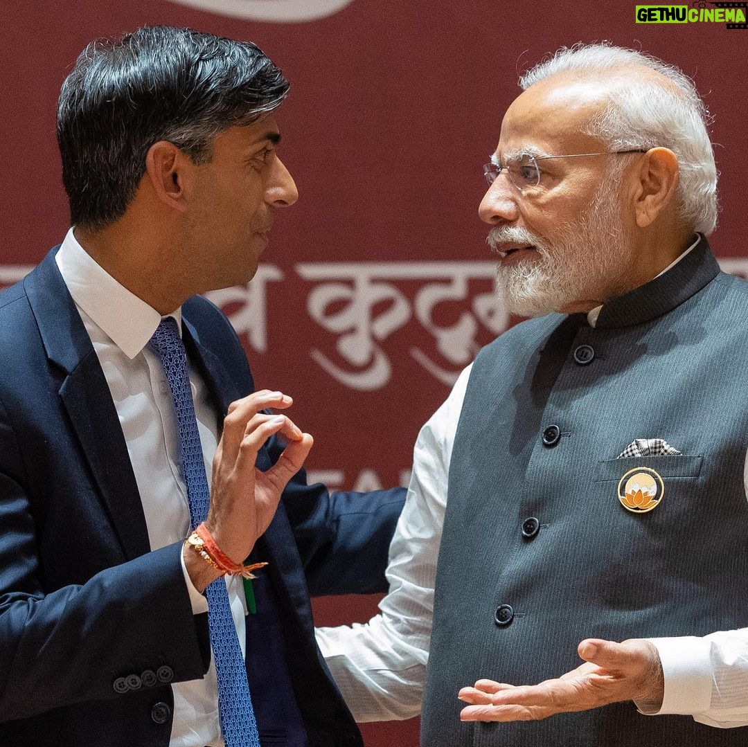 Rishi Sunak - 2.6 Million Likes - Two nations, one ambition.
An ambition rooted in our shared values, the connection between our people and - of course - our passion for cricket.
दो देश, एक महत्वाकांक्षा
महत्वाकांक्षा, जो हमारे साझा मूल्यों, दोनों देशों के लोगों के बीच आपसी संबंधों, और - निश्चित रूप से - क्रिकेट के प्रति हमारे जुनून में समाहित है।
