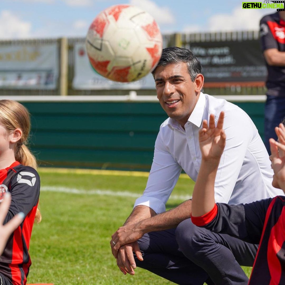 Rishi Sunak - 132.6K Likes - Full steam ahead on my plans to give every kid in this country a world-class education.
This week @conservatives delivered:
🧒 Record investment in childcare
🏫 22 new free schools
📈 Grades back to normal post-pandemic
No matter where you live, I’m determined you get you the opportunities you deserve.