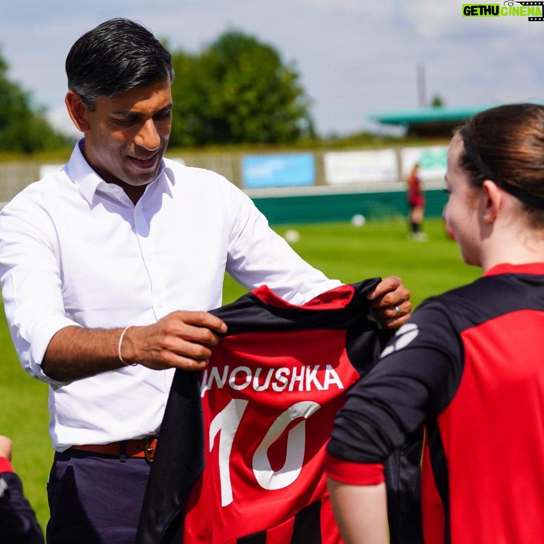 Rishi Sunak - 132.6K Likes - Full steam ahead on my plans to give every kid in this country a world-class education.
This week @conservatives delivered:
🧒 Record investment in childcare
🏫 22 new free schools
📈 Grades back to normal post-pandemic
No matter where you live, I’m determined you get you the opportunities you deserve.