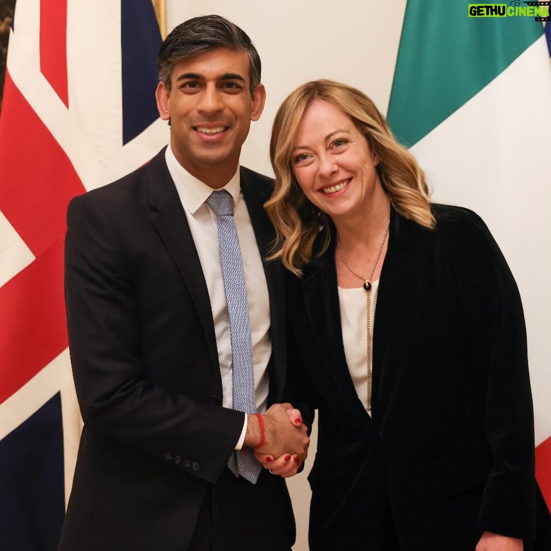 Rishi Sunak - 355.8K Likes - There is so much that unites us.
The United Kingdom and Italy share a deep and solid bond.
It is a relationship based on our shared values. A belief in individual freedom and our commitment to national sovereignty.
These are not just conservative principles, but mainly British and Italian.
We have many shared challenges.
Both Italy and the UK have faced an unprecedented influx of illegal immigrants.
We both believe that securing our borders is critical.
Whatever our challenges, we will always be united in our response.
The UK and Italy are working together to defend our common values and defeat human traffickers.
C’è così tanto che ci unisce.
Il Regno Unito e l’Italia condividono un profondo e solido legame.
È una relazione basata sui nostri valori condivisi. Una fede nella libertà individuale e nel nostro impegno per la sovranità nazionale.
Non si tratta solo di principi conservatori, ma fondamentalmente britannici e italiani.
Abbiamo molte sfide condivise.
Sia l’Italia che il Regno Unito hanno dovuto far fronte a un afflusso senza precedenti di immigrati illegali.
Entrambi crediamo che la difesa dei confini sia fondamentale.
Qualunque siano le nostre sfide, saremo sempre uniti nella nostra risposta.
Il Regno Unito e l’Italia stanno lavorando fianco a fianco per difendere i nostri valori comuni e sconfiggere i trafficanti di esseri umani.