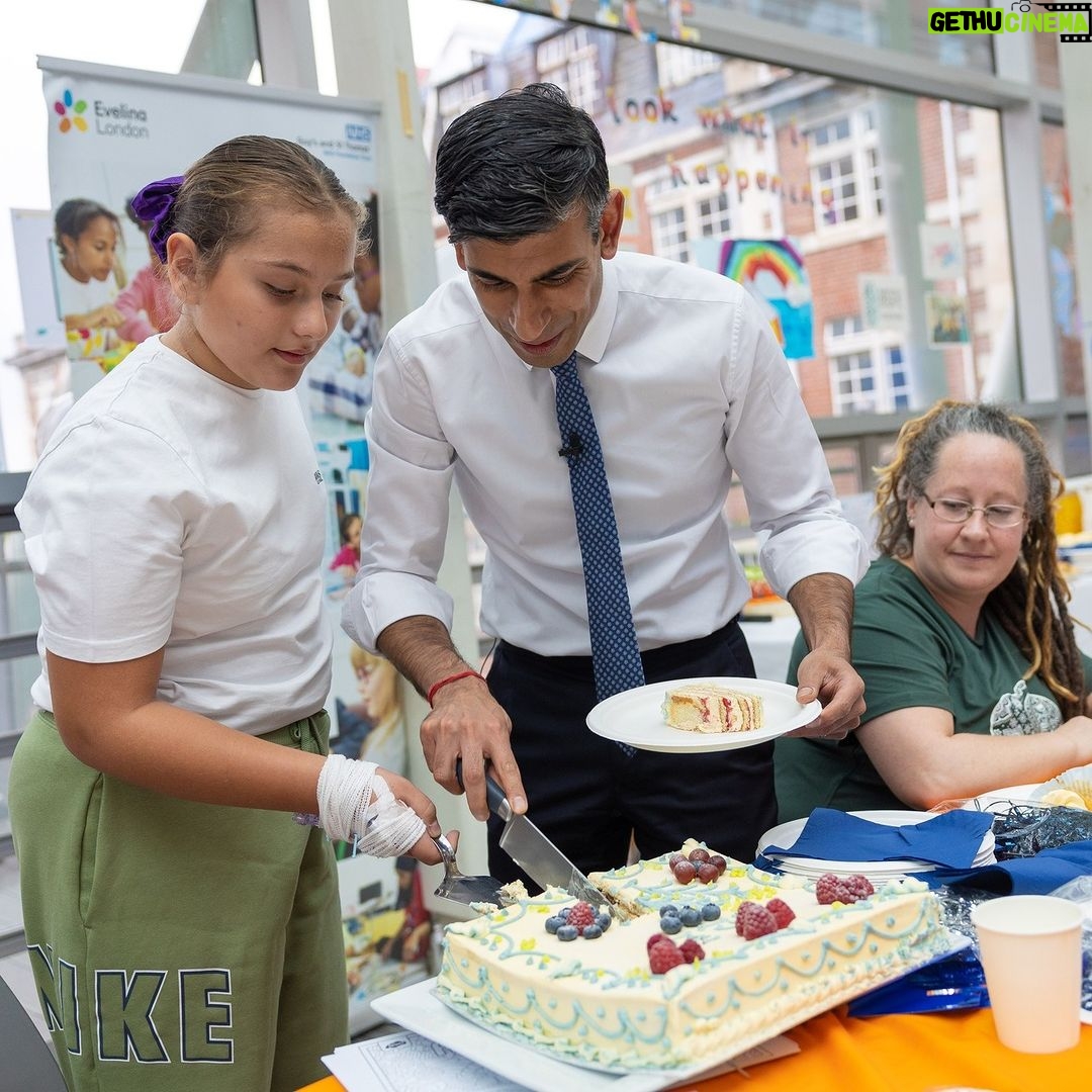 Rishi Sunak - 125.6K Likes - I've said it before and I'll say it again: the people who work in the NHS are the people who make it what it is.
That’s why we backed their plan to staff the NHS long into the future.
Ahead of #NHS75 tomorrow, I dropped in to Evelina London Children’s Hospital to thank staff for their work.
