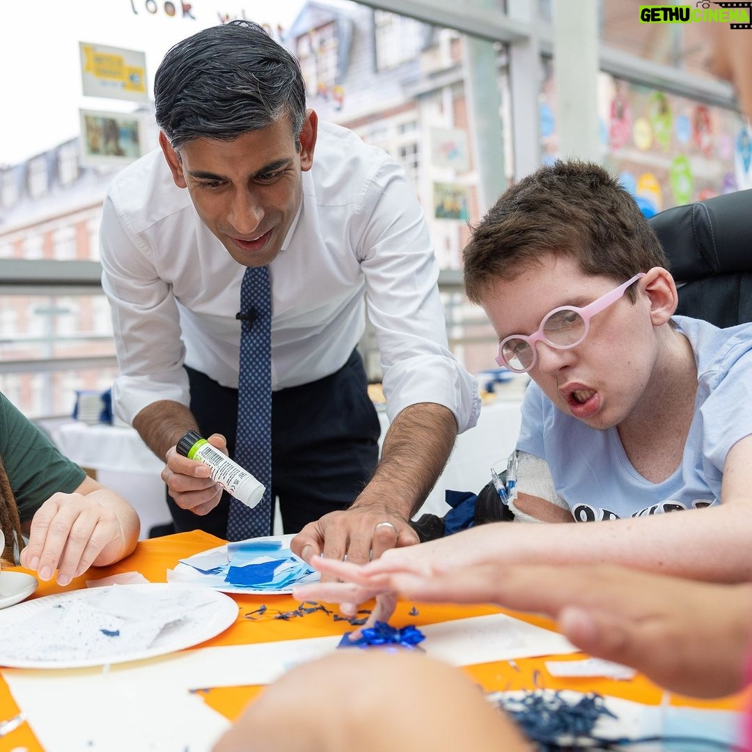 Rishi Sunak - 125.6K Likes - I've said it before and I'll say it again: the people who work in the NHS are the people who make it what it is.
That’s why we backed their plan to staff the NHS long into the future.
Ahead of #NHS75 tomorrow, I dropped in to Evelina London Children’s Hospital to thank staff for their work.