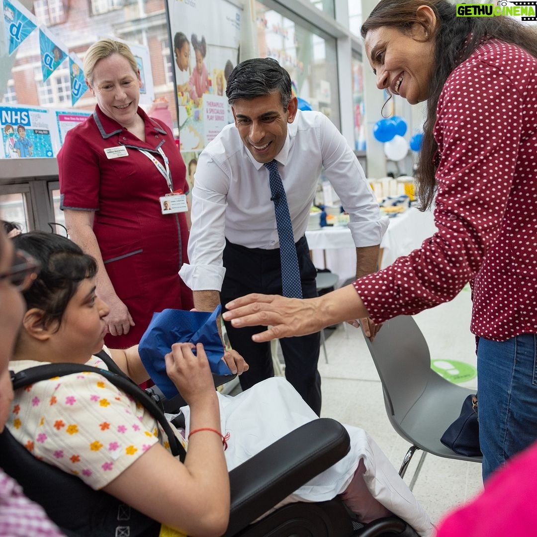 Rishi Sunak - 125.6K Likes - I've said it before and I'll say it again: the people who work in the NHS are the people who make it what it is.
That’s why we backed their plan to staff the NHS long into the future.
Ahead of #NHS75 tomorrow, I dropped in to Evelina London Children’s Hospital to thank staff for their work.