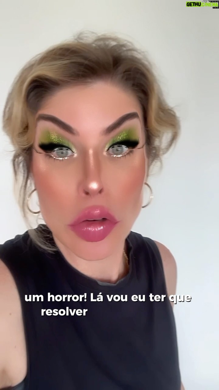 Rita Lobo Instagram - Ela voltou! A prima Irrita Luppo chegou-chegando com o bom humor que lhe é tão peculiar e saiu limpando os talheres de prata com uma solução mágica! Ela disse que usou bicarbonato, que também funciona, mas tenho certeza que foi fermento em pó. Viu o tanto de espuma? Como não amar os conhecimentos nas diversas áreas do saber da minha prima?! Uma renascentista! (Será que foram os ares de Roma que deixaram ela assim?) Obrigada, Irrita, a sua presença deixa tudo mais brilhante. Ah, pera, ela tá dizendo que se alguém quiser fazer uma pergunta pra ela, pode deixar nos comentários. “Se eu tiver tempo, respondo mais tarde.” Luppo, I.