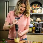 Rita Lobo Instagram - Olha aí uma ideia de jantar diferente e delicioso passando na sua timeline: hambúrguer de salmão com maionese caseira de ervas e coleslaw, aquela salada de repolho americana que é crocante e refrescante. Curtiu? Aliás, você já provou maionese caseira? No Panelinha.com.br tem versão com ovos cozidos e também com gema crua, bem tradicional. Já salva esse post porque você vai aproveitar esse cardápio! #ReceitaPanelinha #RitaLobo #ComidaDeVerdade #ReceitaPratica