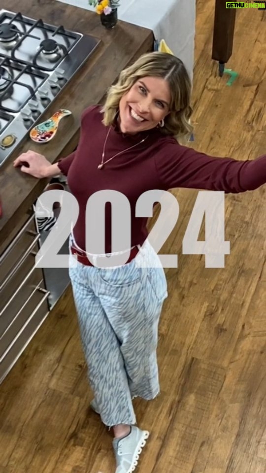 Rita Lobo Instagram - Qual vai ser a sua primeira #ReceitaPanelinha em 2024? 🥣🥘🍝2️⃣0️⃣2️⃣4️⃣ O ano já começou e eu tô aqui grudadinha em você. Porque eu tenho convicção que saber cozinhar é a ferramenta mais poderosa pra manter uma alimentação saudável. Junto com a equipe @panelinha_ritalobo, vou ajudar você em todas as situações na cozinha. A gente tá cheio de dicas, estratégias, receitas práticas — e outras mais elaboradas também —, pê-efes pro dia a dia, opções de pratos preparados em uma panela só, ideias pra uma pessoa ou pra família toda, e ainda sugestões pra receber quem você ama com estilo. Todas as minhas receitas (e dicas, e ideias) estão no Panelinha.com.br #ReceitaPanelinha #RitaLobo #ComidaDeVerdade #ReceitaPratica