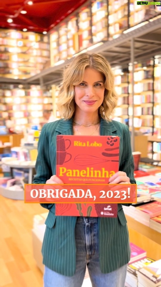 Rita Lobo Instagram - Tudo o que a gente faz por aqui é pra ajudar você por aí a fazer melhores escolhas quando o assunto é alimentação. E esse ano a gente trabalhou pra isso, viu? Teve uma série documental na @tvglobo, o #PratoFeitoBR, três temporadas de Cozinha Prática no @gnt, lançamento do meu livro definitivo, novas linhas de louças do @acervopanelinha, MUITAS receitas inéditas no site, sessões de fotos, vídeos pras redes sociais, vários autógrafos-relâmpago, entrevistas, cursos a distância e, no meio de tudo isso, uma viagem e outra. Ufa! Esse 2023 foi intenso e corrido. E sem abrir mão dos nossos valores e do nosso propósito. É ASSIM QUE EU GOSTO! Rs. Tenho um montão de planos pra 2024 que aos poucos vou dividir com você. Mas quero saber o que você deseja pro ano que já, já, vai começar. Me conta nos comentários? Feliz Ano Novo! 🍾🎉🥂 #ReceitaPanelinha #RitaLobo #ComidaDeVerdade #ReceitaPratica