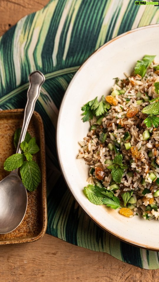 Rita Lobo Instagram - SALADA FRESCA E FESTIVA PRO ANO NOVO ✨😋 Temos! Essa tem uma mistura maravilhosa de texturas e sabores: o arroz sete cereais fica delicioso com a crocância e o frescor do pepino; tem ainda a uva-passa, o molho agridoce e o toque picante do gengibre. Incrível, né? E o melhor: você pode preparar essa salada um dia antes de servir! O passo a passo tá no vídeo e no Panelinha.com.br E, olha, nesta quinta (28), mostro essa e outras receitas no episódio de Réveillon do Especial de Fim de Ano do Cozinha Prática. Você não pode perder. É às 21h30, no @gnt. #CozinhaPráticaNoGnt #ReceitaPanelinha #RitaLobo #ComidaDeVerdade #ReceitaPratica