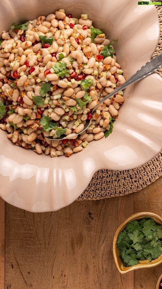 Rita Lobo Instagram - RECEITA: SALADA DE FEIJÃO-BRANCO COM ROMÃ Entre uma receita prática e deliciosa e outra pra trazer prosperidade… fique com as duas! Essa salada de feijão-branco com amêndoas e chuchu é um adianto na vida dos supersticiosos: ela é finalizada com sementes de romã! Já salva o vídeo pra acertar no passo a passo no dia 31. No último episódio do Especial de Fim de Ano do Cozinha Prática, eu mostro essa e outras ideias incríveis pra preparar um bufê frio, perfeito pra noite de Réveillon. Tem uma torta de bacalhoada (que, juro, é a melhor do mundo) e uma salada de sete cereais com pepino, gengibre, hortelã e uva-passa. E pra ajudar nas resoluções e simpatias, bati um papo delicioso com a astróloga Márcia Sensitiva (@marciasensitiva). Depois desse episódio, toda turma vai parar de ser louca em 2024! 🤪 Nosso encontro é às 21h30 no @gnt. Todas as receitas já estão em Panelinha.com.br. #CozinhaPráticaNoGnt #ReceitaPanelinha #RitaLobo #ComidaDeVerdade #ReceitaPratica