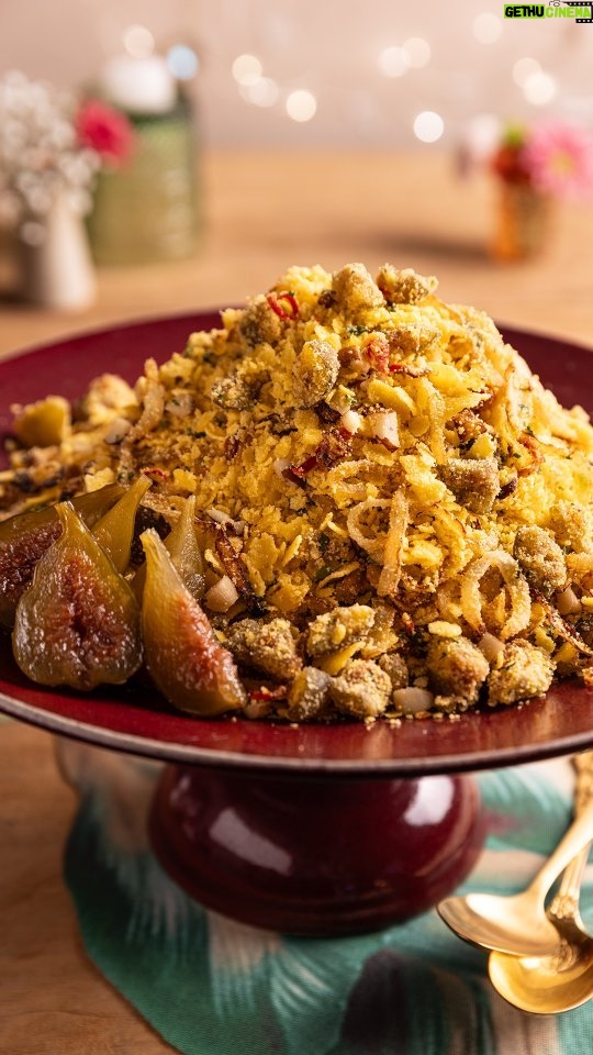 Rita Lobo Instagram - RECEITA: FAROFA DE CEBOLA, CASTANHA E FIGO Me conta uma coisa: na sua família, o cardápio de Natal é o mesmo todo ano? Tem gente que gosta de seguir as tradições e tem aquelas famílias que curtem inovar. Com esta farofa que mostro no vídeo, dá pra fazer as duas coisas. Ela é uma receita clássica, que ganha o sabor surpreendente do figo em calda. Vale a pena experimentar! No 3º episódio do Especial de Fim de Ano do Cozinha Prática, também mostro como usar o mesmo arroz branco em dois acompanhamentos diferentes: um com passas brancas e limão, e outro com coco e couve. E ainda tem uma salada de verdes assados que é um escândalo. Já deu pra perceber, né? Hoje, no programa, vamos falar de tradições! E o nosso convidado é o psicanalista Christian Dunker (@chrisdunker). A temporada ‘Coisas que a gente só faz no fim do ano’ vai até a próxima sexta (22). Todos os dias às 21h30 no @gnt! Todas as receitas já estão em Panelinha.com.br #CozinhaPráticaNoGnt #ReceitaPanelinha #RitaLobo #ComidaDeVerdade #ReceitaPratica