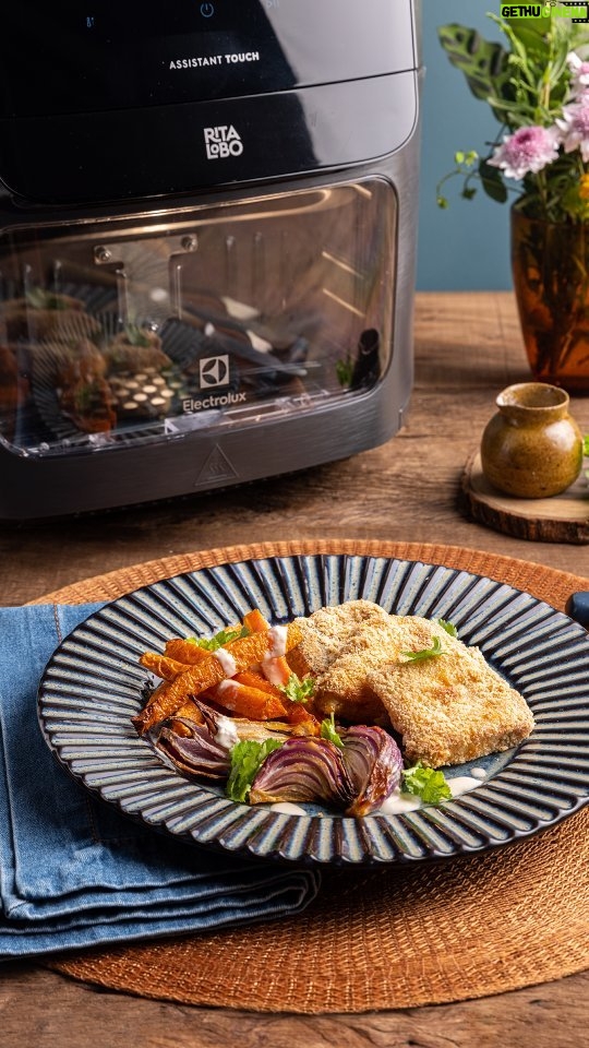 Rita Lobo Instagram - REFEIÇÃO COMPLETA, PRONTA EM 20 MINUTOS! Os peixes empanadinhos vão pra grelha e os legumes pro cesto da AirFryer Oven da minha linha #ElectroluxPorRitaLobo. Aí, meu bem, você tem almoço ou jantar completo, saudável, saboroso e rápido. Fala sério, essa refeição é a cara do verão! O que você mais gosta de preparar na AirFryer? No Panelinha.com.br tem várias ideias. Os produtos da minha linha em parceria com a @electroluxbr também estão por lá. Ainda dá tempo de escolher um pra presentear no Natal! #TBT #ReceitaPanelinha #RitaLobo #ComidaDeVerdade #ReceitaPratica