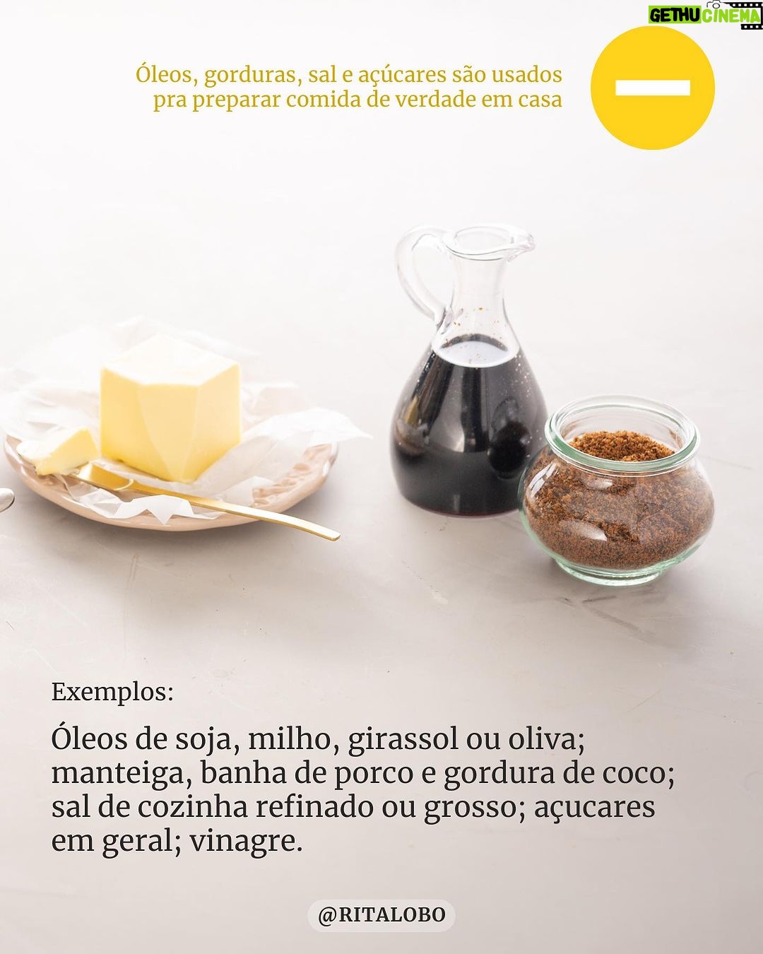 Rita Lobo Instagram - Já salva esse post e manda no grupo da família! E pros amigos também. No carrossel de imagens acima, você aprende de forma simples a classificação dos alimentos por grau de processamento, que está no Guia Alimentar para a População Brasileira. São quatro categorias de acordo com a extensão e o propósito do processamento: • Grupo 1: Alimentos in natura ou minimamente processados: devem ser a base da sua alimentação! • Grupo 2: Óleos, gorduras, sal e açúcares: utilize com moderação. • Grupo 3: Alimentos processados: use para compor suas refeições. • Grupo 4: Produtos ultraprocessados: evite e, se der, exclua! Quando você entende essa classificação, fica muito mais fácil diferenciar comida de verdade de imitação de comida. Aí você percebe que, pra manter uma alimentação saudável de verdade, só precisa excluir os ultraprocessados. E pra colocar isso em prática, é só usar e abusar das minhas receitas no PANELINHA.COM.BR. #ReceitaPanelinha #RitaLobo #ComidaDeVerdade #ReceitaPratica