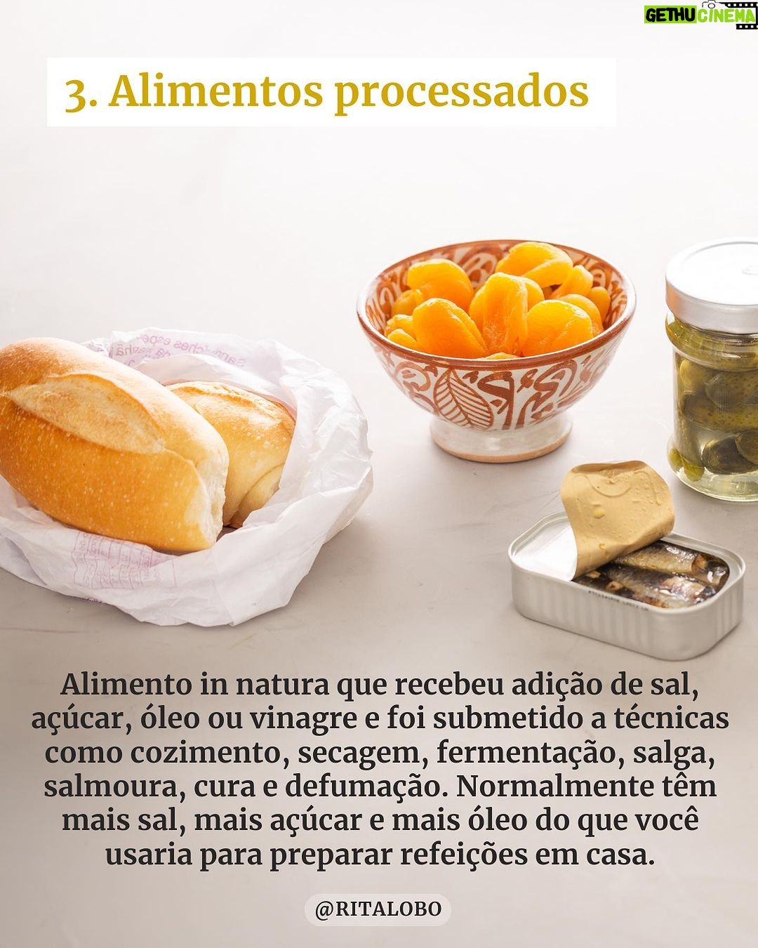 Rita Lobo Instagram - Já salva esse post e manda no grupo da família! E pros amigos também. No carrossel de imagens acima, você aprende de forma simples a classificação dos alimentos por grau de processamento, que está no Guia Alimentar para a População Brasileira. São quatro categorias de acordo com a extensão e o propósito do processamento: • Grupo 1: Alimentos in natura ou minimamente processados: devem ser a base da sua alimentação! • Grupo 2: Óleos, gorduras, sal e açúcares: utilize com moderação. • Grupo 3: Alimentos processados: use para compor suas refeições. • Grupo 4: Produtos ultraprocessados: evite e, se der, exclua! Quando você entende essa classificação, fica muito mais fácil diferenciar comida de verdade de imitação de comida. Aí você percebe que, pra manter uma alimentação saudável de verdade, só precisa excluir os ultraprocessados. E pra colocar isso em prática, é só usar e abusar das minhas receitas no PANELINHA.COM.BR. #ReceitaPanelinha #RitaLobo #ComidaDeVerdade #ReceitaPratica