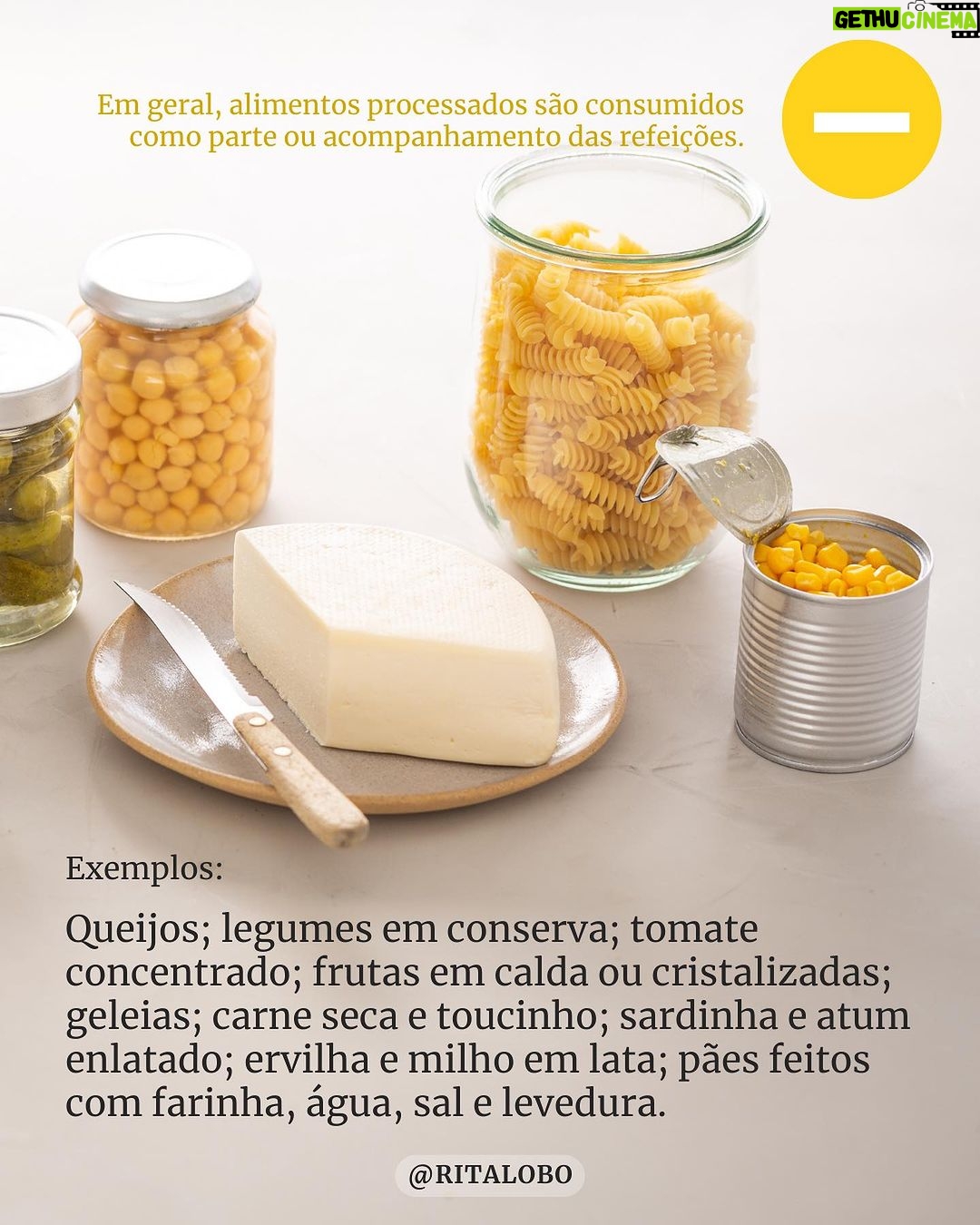Rita Lobo Instagram - Já salva esse post e manda no grupo da família! E pros amigos também. No carrossel de imagens acima, você aprende de forma simples a classificação dos alimentos por grau de processamento, que está no Guia Alimentar para a População Brasileira. São quatro categorias de acordo com a extensão e o propósito do processamento: • Grupo 1: Alimentos in natura ou minimamente processados: devem ser a base da sua alimentação! • Grupo 2: Óleos, gorduras, sal e açúcares: utilize com moderação. • Grupo 3: Alimentos processados: use para compor suas refeições. • Grupo 4: Produtos ultraprocessados: evite e, se der, exclua! Quando você entende essa classificação, fica muito mais fácil diferenciar comida de verdade de imitação de comida. Aí você percebe que, pra manter uma alimentação saudável de verdade, só precisa excluir os ultraprocessados. E pra colocar isso em prática, é só usar e abusar das minhas receitas no PANELINHA.COM.BR. #ReceitaPanelinha #RitaLobo #ComidaDeVerdade #ReceitaPratica
