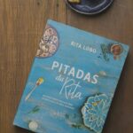 Rita Lobo Instagram - O que é uma pitada pra você? Um pouquinho de sal? De pimenta? De canela na maçã? (Humm, uma pitada de canela na hora de temperar a carne fica incrível, já provou?) No meu livro, porém, uma pitada é, acima de tudo, uma vontade de acrescentar algo especial ao momento. QUEM TEM O LIVRO COMENTA!!! Uma pitada pode ser na arrumação da mesa, na composição do prato, uma técnica culinária que facilite o preparo da refeição ou até na organização da cozinha – você vai ver que prato de bolo com pé vira um ótimo porta-temperos. Mas não pense que pitada é pitaco, não! Pitaco, a gente sabe, é coisa de sogra. (Não da minha, claro, que é maravilhosa! rs). O conteúdo deste livro foi testado, aprovado e fotografado ao longo de quase dois anos no Estúdio Panelinha. Junto com a minha equipe, a cada semana, escolhemos um tema para investigar e pesquisamos não apenas receitas, mas também ingredientes, utensílios, ideias de mesas, cardápios, sugestões de presente, livros. Tudo que tenha a ver com deixar a vida mais saborosa, em pitadas. Não é uma ideia linda? Na verdade, fiz esse livro pra incentivar você a ousar na cozinha. Ainda que em pitadas, e bem certeiras. Tem até sugestão de trilha sonora pra cada uma das receitas. Ele é bem diferentão. Pra saber mais, corre lá no site Panelinha.com.br. Tem até link pra você comprar sem sair de casa! Todos os livros da Editora Panelinha são publicados em parceria com a @editorasenacsp e estão à venda nas principais livrarias do país. #ReceitaPanelinha #RitaLobo #ComidaDeVerdade #ReceitaPratica
