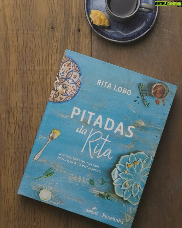 Rita Lobo Instagram - O que é uma pitada pra você? Um pouquinho de sal? De pimenta? De canela na maçã? (Humm, uma pitada de canela na hora de temperar a carne fica incrível, já provou?) No meu livro, porém, uma pitada é, acima de tudo, uma vontade de acrescentar algo especial ao momento. QUEM TEM O LIVRO COMENTA!!! Uma pitada pode ser na arrumação da mesa, na composição do prato, uma técnica culinária que facilite o preparo da refeição ou até na organização da cozinha – você vai ver que prato de bolo com pé vira um ótimo porta-temperos. Mas não pense que pitada é pitaco, não! Pitaco, a gente sabe, é coisa de sogra. (Não da minha, claro, que é maravilhosa! rs). O conteúdo deste livro foi testado, aprovado e fotografado ao longo de quase dois anos no Estúdio Panelinha. Junto com a minha equipe, a cada semana, escolhemos um tema para investigar e pesquisamos não apenas receitas, mas também ingredientes, utensílios, ideias de mesas, cardápios, sugestões de presente, livros. Tudo que tenha a ver com deixar a vida mais saborosa, em pitadas. Não é uma ideia linda? Na verdade, fiz esse livro pra incentivar você a ousar na cozinha. Ainda que em pitadas, e bem certeiras. Tem até sugestão de trilha sonora pra cada uma das receitas. Ele é bem diferentão. Pra saber mais, corre lá no site Panelinha.com.br. Tem até link pra você comprar sem sair de casa! Todos os livros da Editora Panelinha são publicados em parceria com a @editorasenacsp e estão à venda nas principais livrarias do país. #ReceitaPanelinha #RitaLobo #ComidaDeVerdade #ReceitaPratica