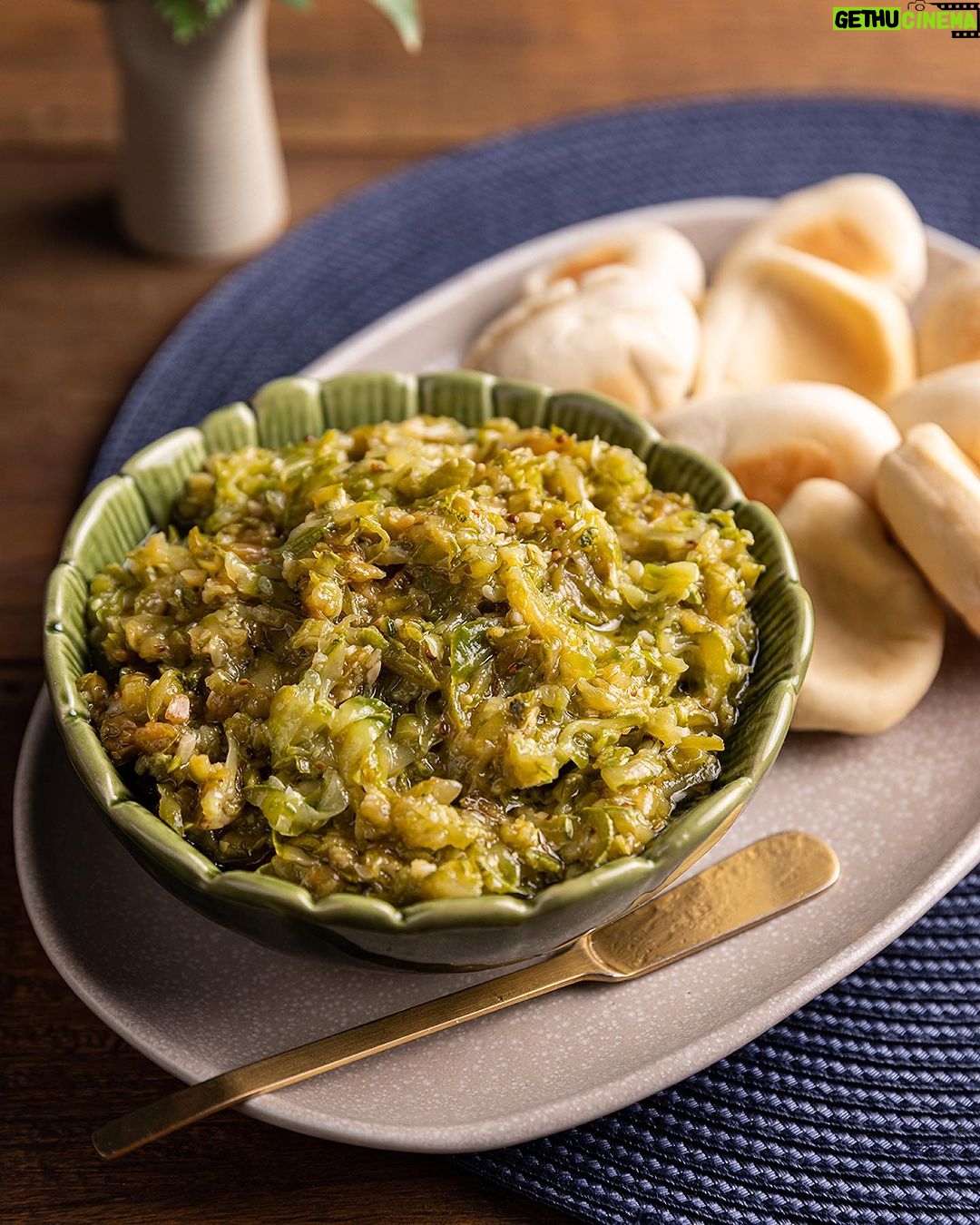 Rita Lobo Instagram - A turma do @Panelinha_RitaLobo não para de criar receitas novas! Nesse comecinho de ano, a cozinha de testes botou pra trabalhar a panela de pressão elétrica da minha linha #ElectroluxPorRitaLobo. Arrasta pro lado pra ver: • um antepasto de abobrinha PERFEITO pra um happy hour – sextou? Sextou!!! • uma lentilha que cozinha em 5 minutos. Só que aí, as culinaristas resolveram arrasar: elas misturaram um purezinho de berinjela defumada! Pensa na combinação de sabores?! EU PROVEI E AMEI! Se quiser fazer em casa, já sabe: é só correr lá no Panelinha.com.br. Essas duas receitas ACABARAM de ser publicadas lá no site e eu já tô LOKA pra saber o que você achou 😊 Pra conhecer as minhas panelas elétricas (de pressão, de arroz e a AirFryer), acesse o site da minha parceira @electroluxbr. #ReceitaPanelinha #RitaLobo #ComidaDeVerdade #ReceitaPratica