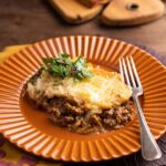 Rita Lobo Instagram - Você é time forno? Comenta aqui com coração! Na semana passada, falei das vantagens de usar uma frigideira. Mas como a gente gosta de diversidade e ama variar receitas, ingredientes e, claro, modos de preparo, agora é a vez de enaltecer o nosso amado forno! 🫶 Ele leva mais tempo pra preparar os alimentos, MAS VOCÊ FICA LIVRE, MEU AMOR!!! Fora que é ótimo pra preparar maiores quantidades de uma vez, seja o frango ou a batata, e ainda possibilita o preparo de um peixinho sem que a casa fique cheirando o dia todo! Arraste pra ver algumas ideias! E no Panellinha.com.br tem essas e muitas outras receitas que facilitam o seu dia a dia: 1. Robalo com crosta de castanha-de-caju 2. Coxa de frango assada com geleia de laranja e miniperas 3. Torta madalena com toque agridoce 4. Arroz de forno com legumes 5. Panqueca de carne com molho branco 6. Chuchu assado com especiarias 7. Couve-flor assada com especiarias 8. Cocada de forno com laranja #ReceitaPanelinha #RitaLobo #ComidaDeVerdade #ReceitaPratica