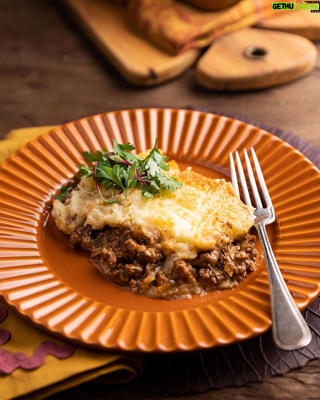 Rita Lobo Instagram - Você é time forno? Comenta aqui com coração! Na semana passada, falei das vantagens de usar uma frigideira. Mas como a gente gosta de diversidade e ama variar receitas, ingredientes e, claro, modos de preparo, agora é a vez de enaltecer o nosso amado forno! 🫶 Ele leva mais tempo pra preparar os alimentos, MAS VOCÊ FICA LIVRE, MEU AMOR!!! Fora que é ótimo pra preparar maiores quantidades de uma vez, seja o frango ou a batata, e ainda possibilita o preparo de um peixinho sem que a casa fique cheirando o dia todo! Arraste pra ver algumas ideias! E no Panellinha.com.br tem essas e muitas outras receitas que facilitam o seu dia a dia: 1. Robalo com crosta de castanha-de-caju 2. Coxa de frango assada com geleia de laranja e miniperas 3. Torta madalena com toque agridoce 4. Arroz de forno com legumes 5. Panqueca de carne com molho branco 6. Chuchu assado com especiarias 7. Couve-flor assada com especiarias 8. Cocada de forno com laranja #ReceitaPanelinha #RitaLobo #ComidaDeVerdade #ReceitaPratica