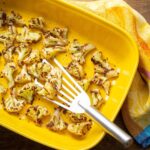 Rita Lobo Instagram - Você é time forno? Comenta aqui com coração! Na semana passada, falei das vantagens de usar uma frigideira. Mas como a gente gosta de diversidade e ama variar receitas, ingredientes e, claro, modos de preparo, agora é a vez de enaltecer o nosso amado forno! 🫶 Ele leva mais tempo pra preparar os alimentos, MAS VOCÊ FICA LIVRE, MEU AMOR!!! Fora que é ótimo pra preparar maiores quantidades de uma vez, seja o frango ou a batata, e ainda possibilita o preparo de um peixinho sem que a casa fique cheirando o dia todo! Arraste pra ver algumas ideias! E no Panellinha.com.br tem essas e muitas outras receitas que facilitam o seu dia a dia: 1. Robalo com crosta de castanha-de-caju 2. Coxa de frango assada com geleia de laranja e miniperas 3. Torta madalena com toque agridoce 4. Arroz de forno com legumes 5. Panqueca de carne com molho branco 6. Chuchu assado com especiarias 7. Couve-flor assada com especiarias 8. Cocada de forno com laranja #ReceitaPanelinha #RitaLobo #ComidaDeVerdade #ReceitaPratica