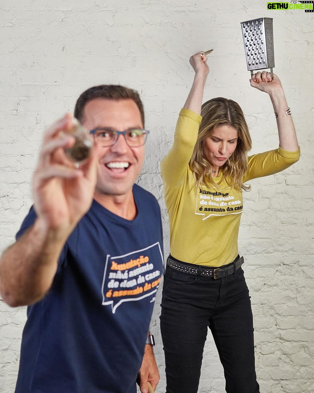Rita Lobo Instagram - Vamos dar parabéns pro @rodrigobocardi? Hoje é dia desse amigo querido, cozinheiro de mão cheia, que tá junto com a gente TODOS os dias no café da manhã na TV — e também no rádio do carro na hora de voltar pra casa do trabalho. O cara é uma máquina! E quando chega em casa, bota a mão na massa. Feliz aniversário, Boca!!! Que este novo ciclo seja com muita saúde, diversão e realizações! E que a gente continue cozinhando juntos.