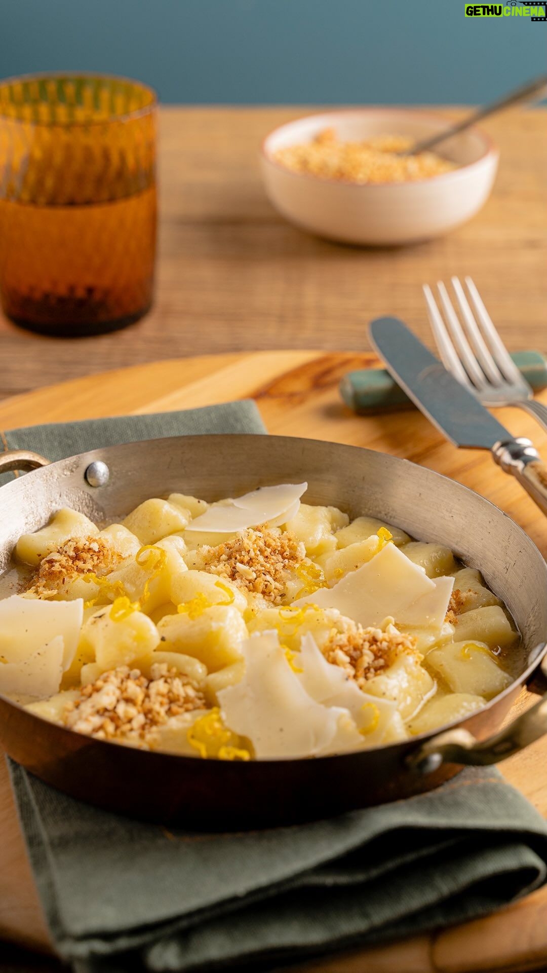 Rita Lobo Instagram - No Panelinha.com.br, tem MAIS DE 20 RECEITAS de nhoque pra você escolher. Vai que a fortuna vem justamente no ano bissexto, né? 😅 Muitas famílias comem nhoque todo dia 29 de cada mês com um dinheirinho embaixo do prato pra atrair fortuna, mas parece que a simpatia só funciona com mesa cheia! Então, pode convidar parentes e amigos. E não só pra comer, pra preparar o prato também. Tá garantida a fortuna: tem riqueza maior que uma cozinha cheia de gente? O Cozinha Prática vai ao ar no @gnt. #ReceitaPanelinha #RitaLobo #ComidaDeVerdade #ReceitaPratica