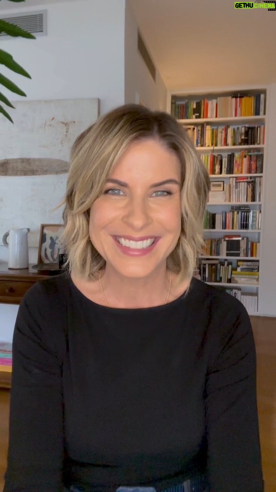 Rita Lobo Instagram - "Sua comida tem marca ou identidade?" é o título do artigo das professoras Elisabetta Recine e Inês Rugani Ribeiro de Castro, publicado na @folhadespaulo. Elas fazem uma crítica muito bem estruturada à colocação do CEO do iFood, que profetizou que em dez anos ninguém mais vai cozinhar. Eu mesma já falei sobre isso por aqui, mas elas trazem dados e propostas que fazem a gente refletir sobre o sistema alimentar. Entre as recomendações, tem uma que considero fundamental nas casas com duas ou mais pessoas: a divisão de tarefas. Colocando ela em prática, em dez anos, todas as casas vão ter mais comida com identidade em vez de ultraprocessados! Sim, estou sendo irônica, fazendo uma paródia, porque num país tão desigual quanto o nosso, há muitas outras questões que impactam a alimentação dos brasileiros. Mas uma coisa é certa: sem a divisão de tarefas, a nossa alimentação vai mesmo ter mais marcas do que identidade.
