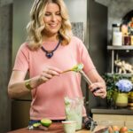Rita Lobo Instagram - Olha aí uma ideia de jantar diferente e delicioso passando na sua timeline: hambúrguer de salmão com maionese caseira de ervas e coleslaw, aquela salada de repolho americana que é crocante e refrescante. Curtiu? Aliás, você já provou maionese caseira? No Panelinha.com.br tem versão com ovos cozidos e também com gema crua, bem tradicional. Já salva esse post porque você vai aproveitar esse cardápio! #ReceitaPanelinha #RitaLobo #ComidaDeVerdade #ReceitaPratica