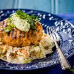 Rita Lobo Instagram - Olha aí uma ideia de jantar diferente e delicioso passando na sua timeline: hambúrguer de salmão com maionese caseira de ervas e coleslaw, aquela salada de repolho americana que é crocante e refrescante. Curtiu? Aliás, você já provou maionese caseira? No Panelinha.com.br tem versão com ovos cozidos e também com gema crua, bem tradicional. Já salva esse post porque você vai aproveitar esse cardápio! #ReceitaPanelinha #RitaLobo #ComidaDeVerdade #ReceitaPratica