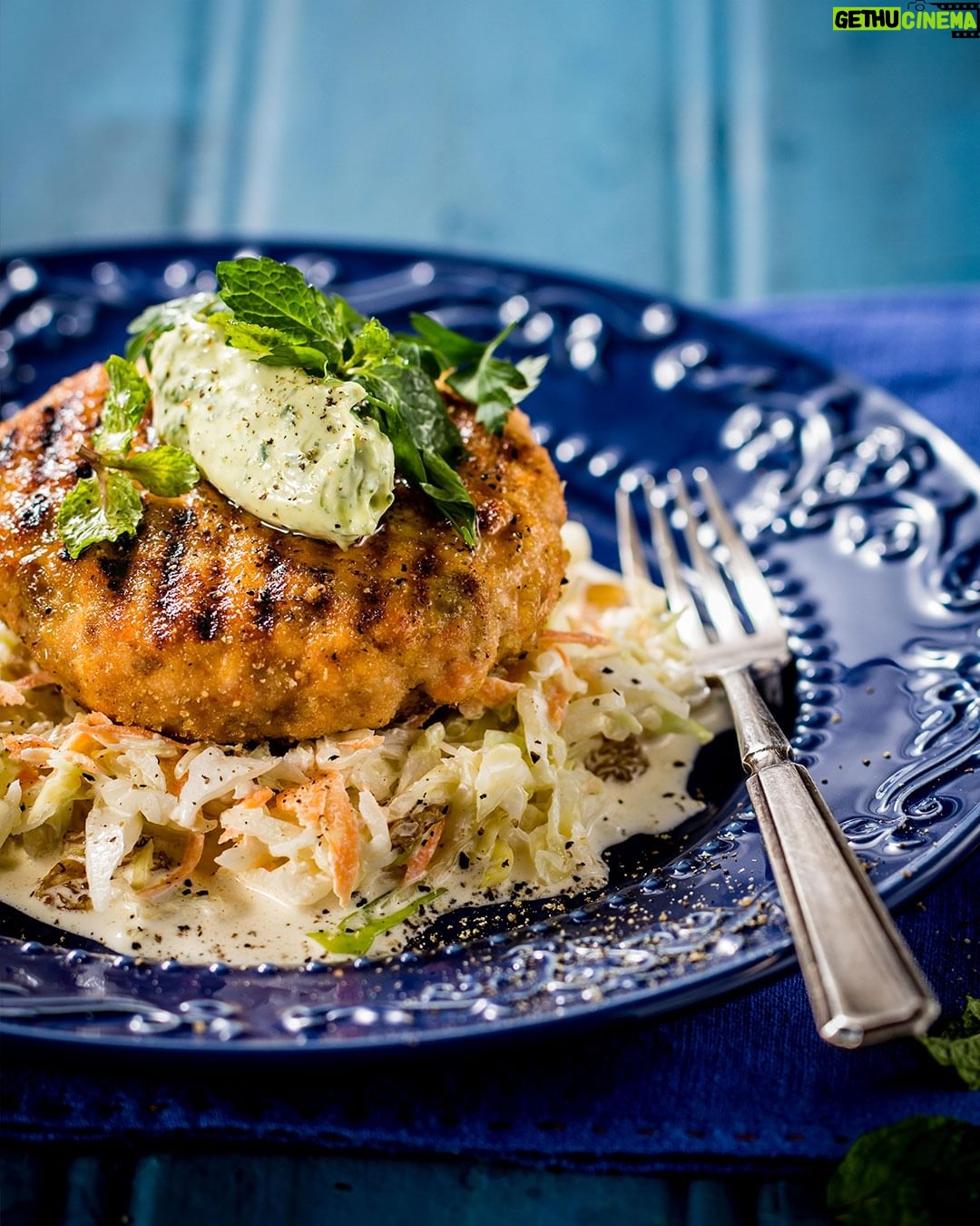 Rita Lobo Instagram - Olha aí uma ideia de jantar diferente e delicioso passando na sua timeline: hambúrguer de salmão com maionese caseira de ervas e coleslaw, aquela salada de repolho americana que é crocante e refrescante. Curtiu? Aliás, você já provou maionese caseira? No Panelinha.com.br tem versão com ovos cozidos e também com gema crua, bem tradicional. Já salva esse post porque você vai aproveitar esse cardápio! #ReceitaPanelinha #RitaLobo #ComidaDeVerdade #ReceitaPratica