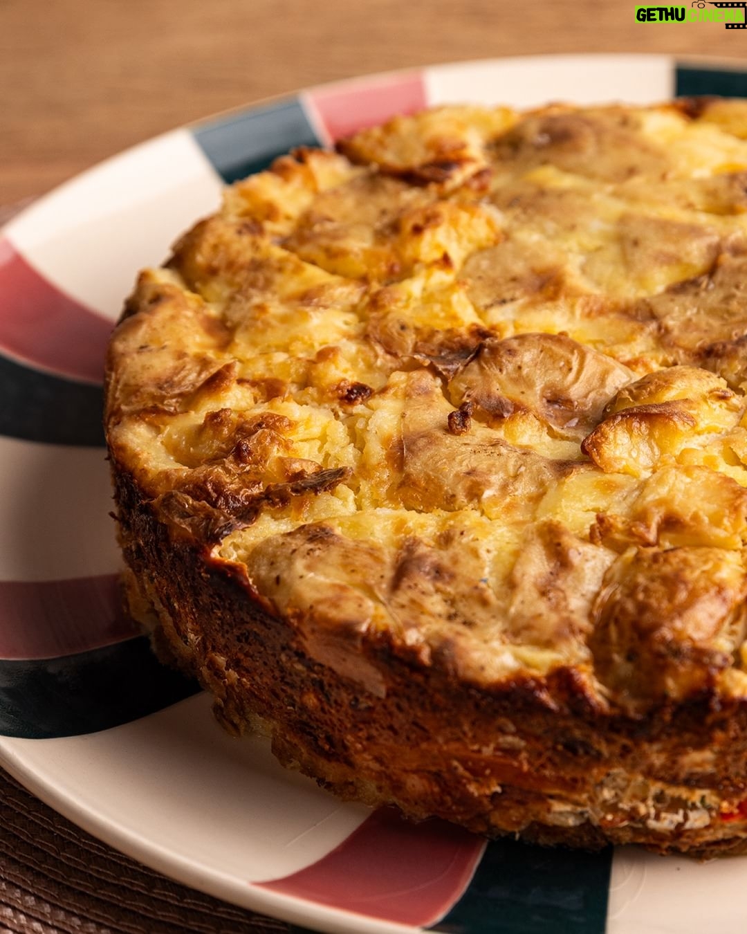 Rita Lobo Instagram - Rita, tô sem ideia pra ceia de Ano Novo… Você tava, meu bem, agora não tá mais. 🤣 Dá uma olhada nessa torta de BACALHOADA! Ô receita boa! A massa é feita só de batata assada no forno (prático), o bacalhau é o congelado e dessalgado, que você compra pronto no mercado (prático), assa rapidex (prático) e serve fria (prático). Já falei que essa receita é… PRÁTICA? Prática, deliciosa e perfeita pro seu Réveillon. Arrasta pro lado pra ver como é linda inteirona! Ahhhh. Deixei a receita em vídeo no canal Panelinha no YouTube, no site e na página da receita. Corre nos stories ou digite TORTA DE BACALHOADA PANELINHA no seu navegador!! E se você quiser ainda mais ideias pra ceia de Ano Novo, não pode perder o episódio de Réveillon do Cozinha Prática, que vai ao ar no @gnt hoje, quinta (28), às 21h30, combinado? #CozinhaPráticaNoGnt #ReceitaPanelinha #RitaLobo #ComidaDeVerdade #ReceitaPratica