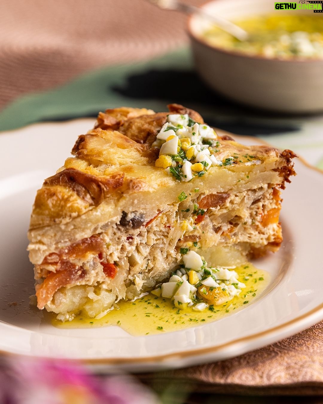 Rita Lobo Instagram - Rita, tô sem ideia pra ceia de Ano Novo… Você tava, meu bem, agora não tá mais. 🤣 Dá uma olhada nessa torta de BACALHOADA! Ô receita boa! A massa é feita só de batata assada no forno (prático), o bacalhau é o congelado e dessalgado, que você compra pronto no mercado (prático), assa rapidex (prático) e serve fria (prático). Já falei que essa receita é… PRÁTICA? Prática, deliciosa e perfeita pro seu Réveillon. Arrasta pro lado pra ver como é linda inteirona! Ahhhh. Deixei a receita em vídeo no canal Panelinha no YouTube, no site e na página da receita. Corre nos stories ou digite TORTA DE BACALHOADA PANELINHA no seu navegador!! E se você quiser ainda mais ideias pra ceia de Ano Novo, não pode perder o episódio de Réveillon do Cozinha Prática, que vai ao ar no @gnt hoje, quinta (28), às 21h30, combinado? #CozinhaPráticaNoGnt #ReceitaPanelinha #RitaLobo #ComidaDeVerdade #ReceitaPratica