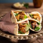 Rita Lobo Instagram - A minha AirFryer Oven tem um espeto giratório que deixa a sobrecoxa de frango douradinha. Que receita deliciosa! Você pode servir esse franguinho de vários jeitos. Eu dei um toque indiano e levei pra mesa com naan (tem receita desse pão no Panelinha), salada de pepino, molho de iogurte, gomos de limão e ervas frescas. Todas essas essas receitas estão no Panelinha.com.br. Lá, você também encontra todos os produtos da minha parceria com a @electroluxbr. #TBT #ReceitaPanelinha #RitaLobo #ComidaDeVerdade #ReceitaPratica